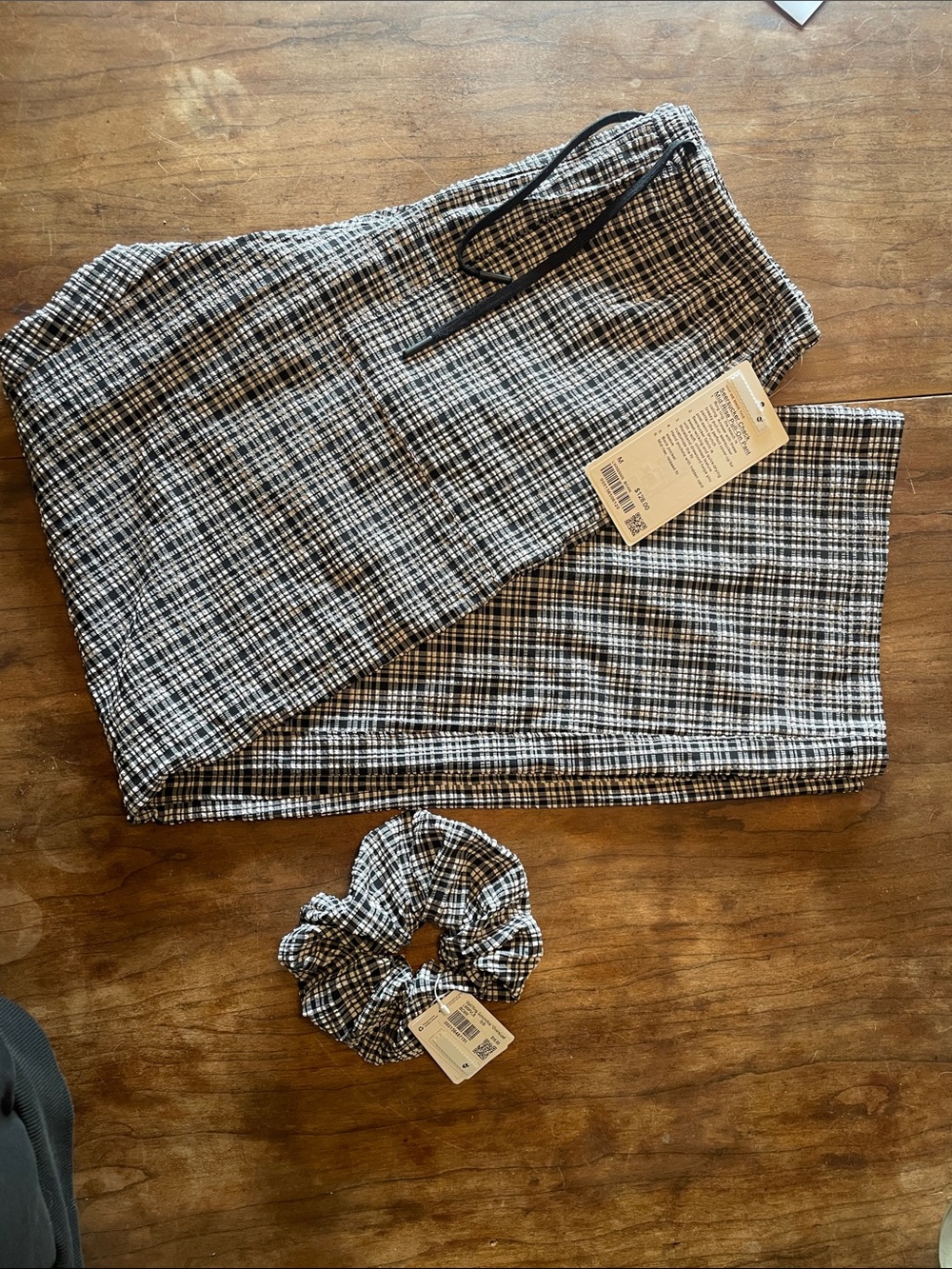 Lululemon Black and White Plaid seersucker Pants with Matching Scrunchie